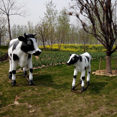 树林中一大一小两只行走的玻璃钢牛博鱼网页版