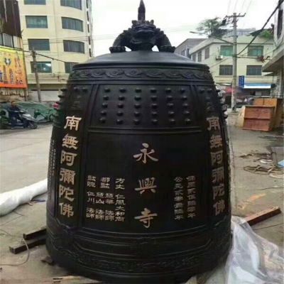 铸铁禅院摆放铜钟雕