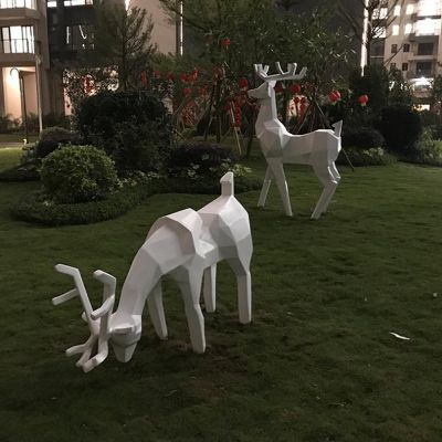 公园玻璃钢低头吃草的几何梅花鹿博鱼网页版