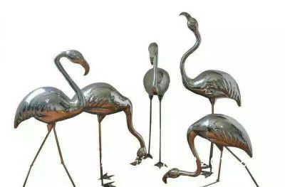 酒店摆放五只姿态各异的不锈钢火烈鸟博鱼网页版