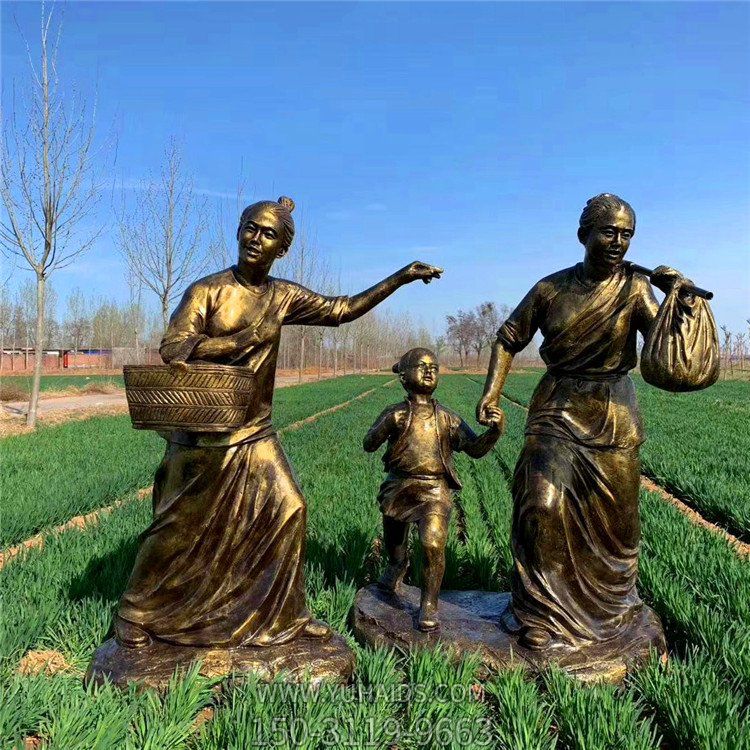 一家三口，扛着包袱，挎着篮子，走亲戚。博鱼网页版