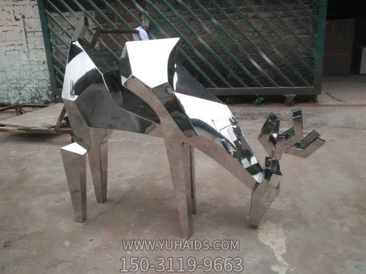 园林草地摆放不锈钢镜面几何鹿博鱼网页版