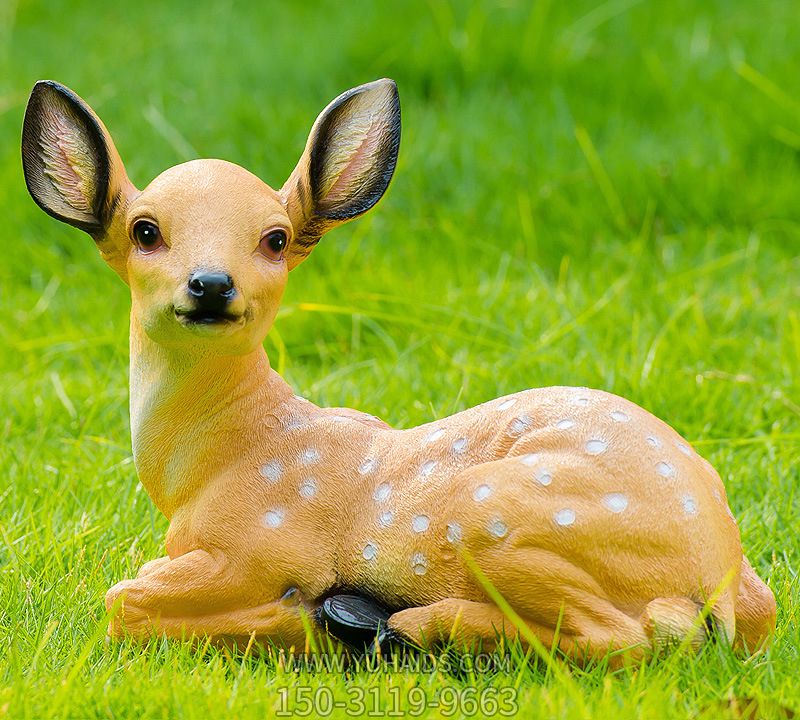 公园景区玻璃钢彩绘草坪上一只卧着的梅花鹿博鱼网页版
