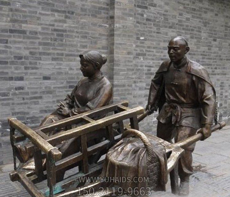 步行街摆放铸造推独轮车的人物黄铜博鱼网页版