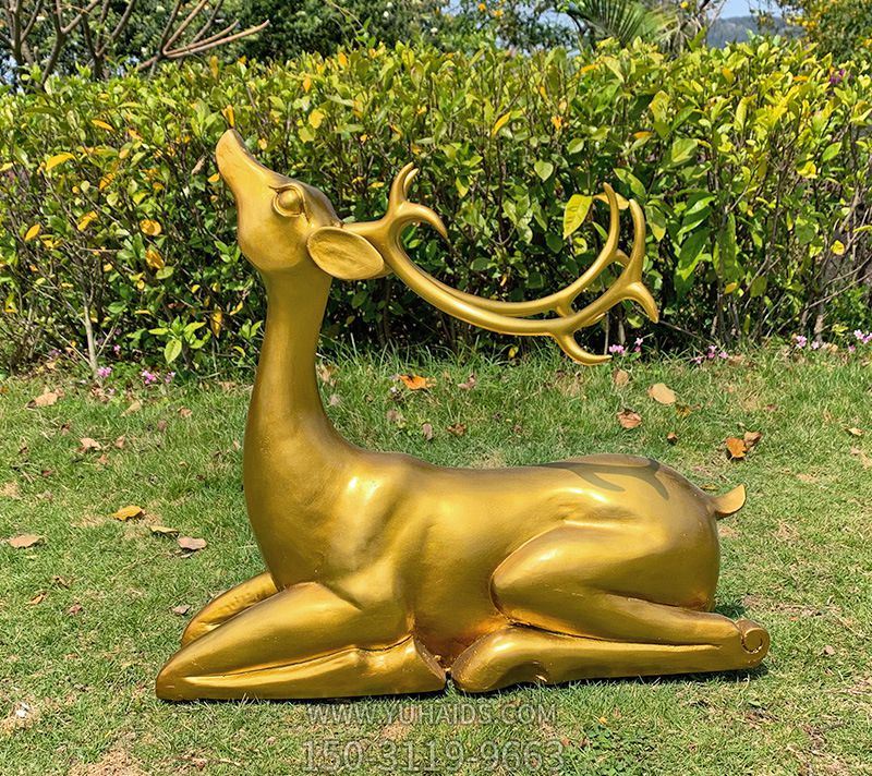 草坪上卧着的不锈钢喷金烤漆的鹿博鱼网页版