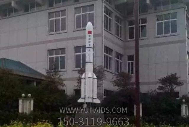 街道边摆放的玻璃钢彩绘火箭博鱼网页版