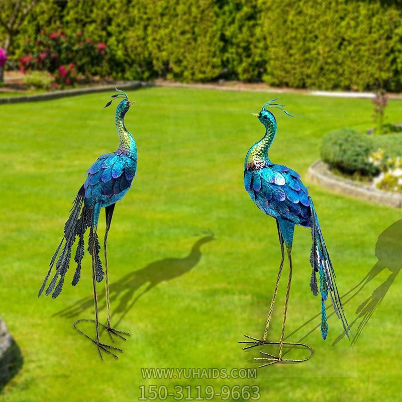 草坪摆放的不锈钢镂空创意孔雀博鱼网页版
