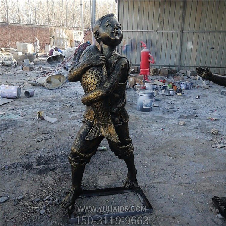 公园景观玻璃钢仿铜抱着大鱼的儿童景观博鱼网页版