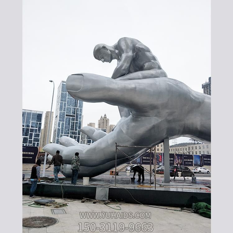 广场大型创意景观手掌上的不锈钢抽象人物博鱼网页版