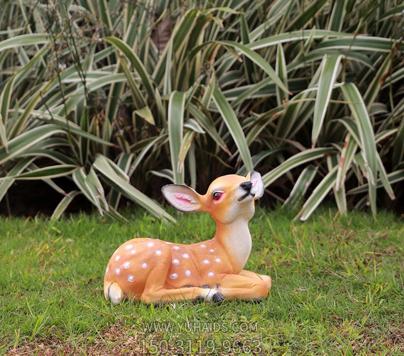 玻璃钢彩绘户外景区一只卧着的鹿博鱼网页版
