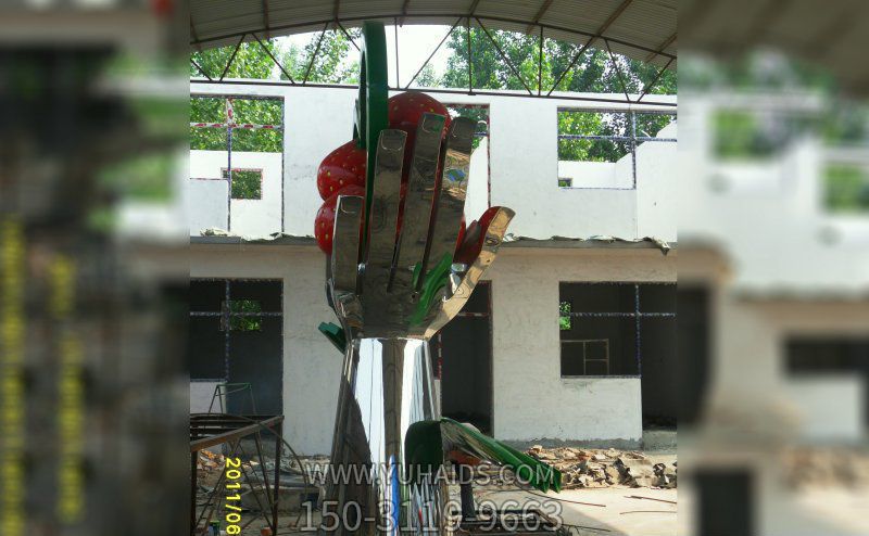 户外创意不锈钢白钢手托草莓博鱼网页版