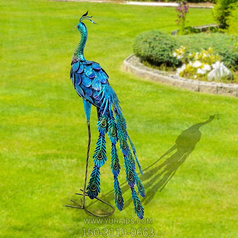 草坪上摆放的不锈钢镂空创意孔雀博鱼网页版