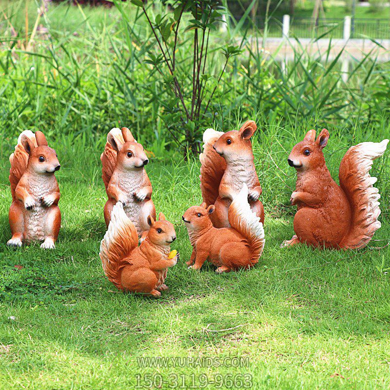 草坪一群歇息的树脂松鼠博鱼网页版