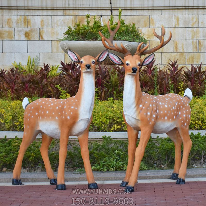 户外站立着的两只玻璃钢鹿博鱼网页版