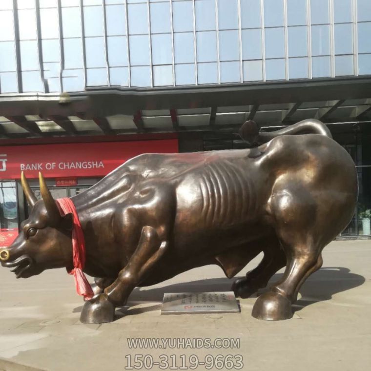 广场上摆放的一只半蹲的玻璃钢创意华尔街牛博鱼网页版