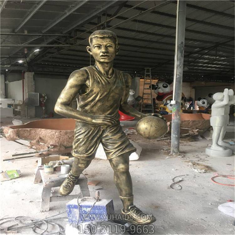 工艺广场玻璃钢仿铜打篮球的儿童博鱼网页版