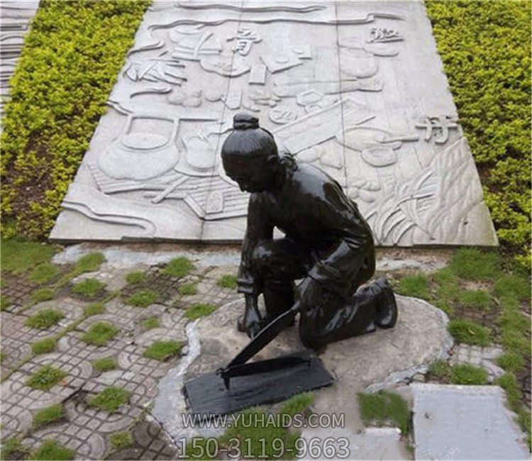 户外园林玻璃钢仿铜捻药的人物博鱼网页版