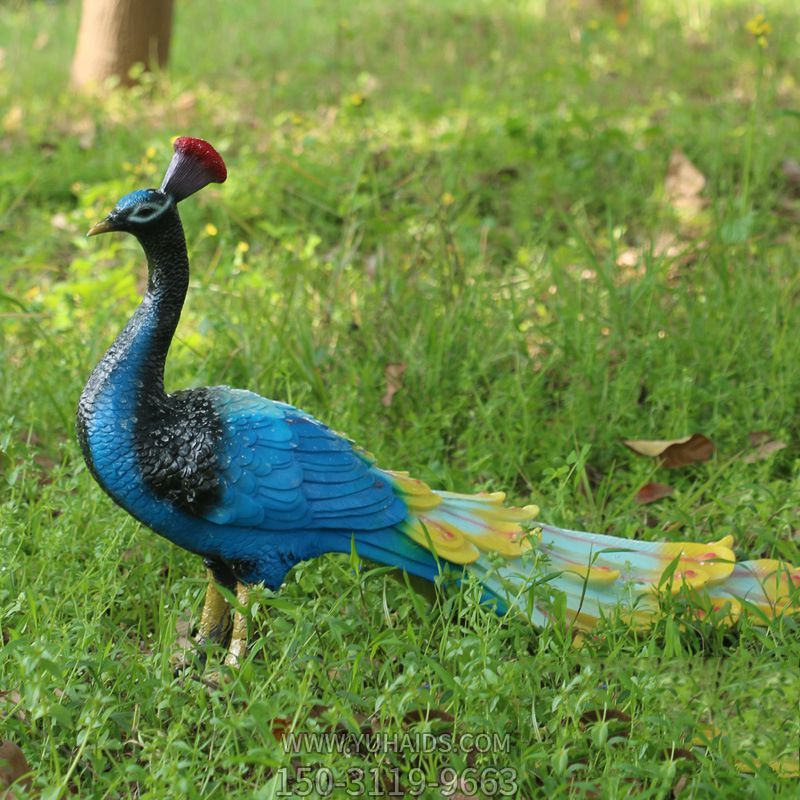 草坪上头戴红冠的玻璃钢彩绘孔雀博鱼网页版