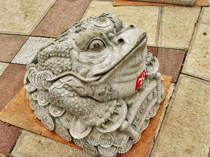 公园里摆放的闭着嘴的玻璃钢创意金蟾博鱼网页版