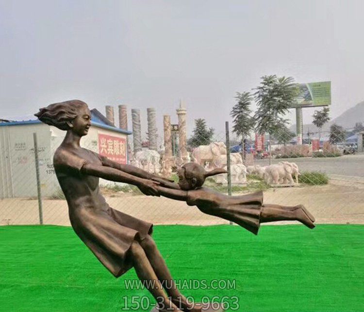 草坪铜雕广场玩耍的母子博鱼网页版