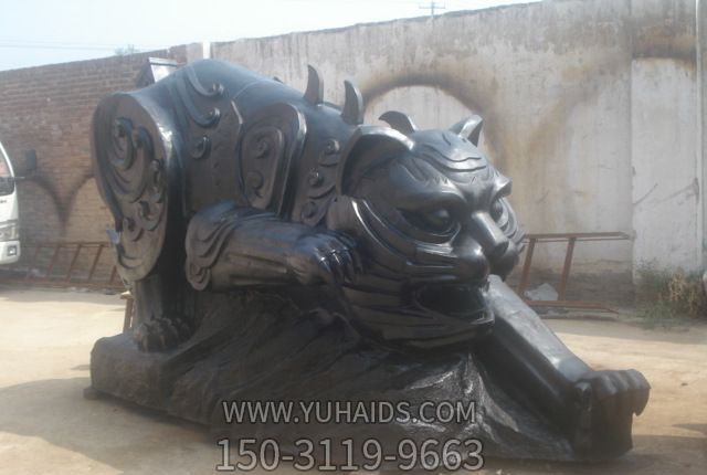 公园 里摆放的黑色玻璃钢抽象虎博鱼网页版