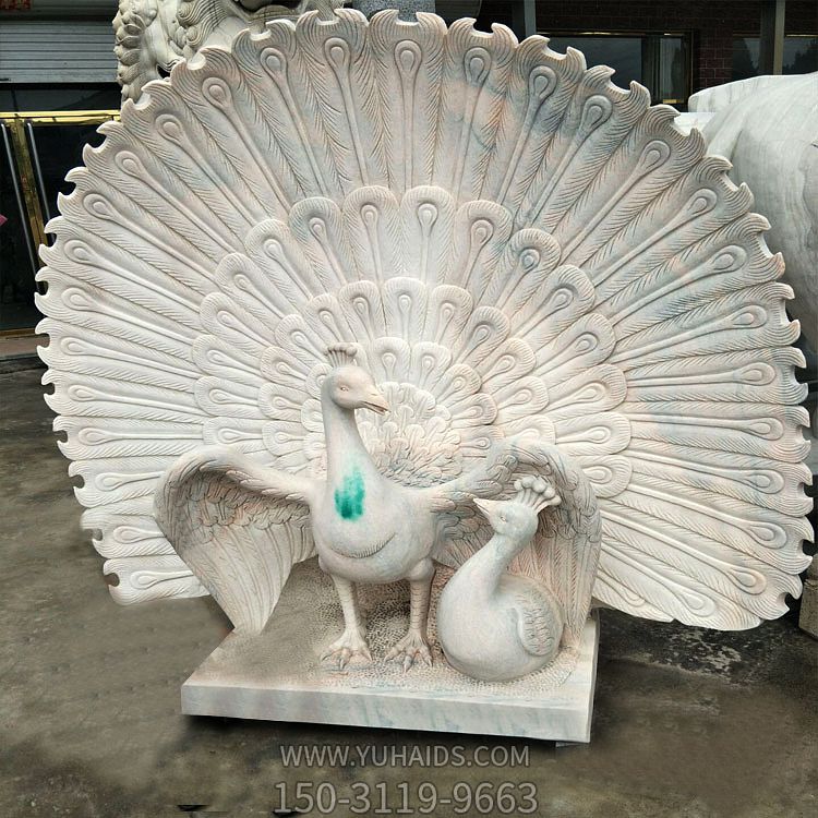 街道上一只开屏的一只小的玻璃钢创意孔雀博鱼网页版