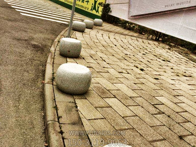 步行街边摆放鼓形挡车石博鱼网页版