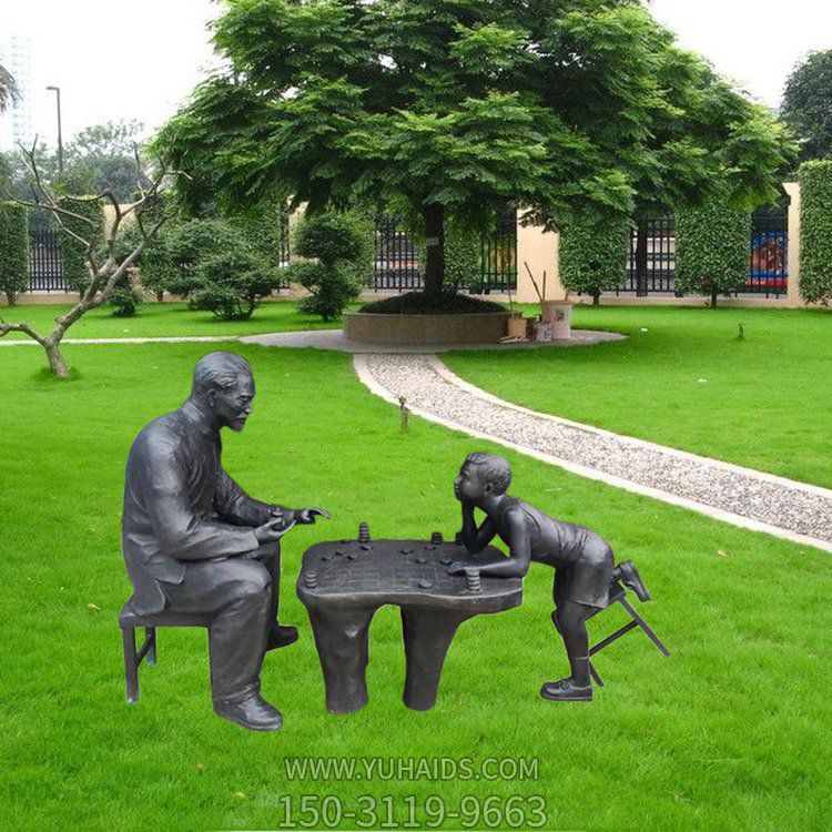 公园草地摆放玻璃钢仿铜下棋人物民俗小品博鱼网页版