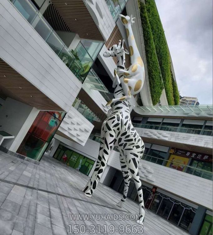 玻璃钢卡通抽象动物户外商业街景观长颈鹿博鱼网页版