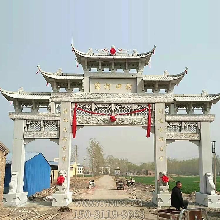 村口摆放大理石雕刻中式三门石雕牌坊博鱼网页版