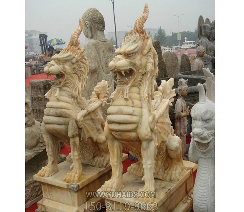 博鱼网页版园里摆放的两只黄蜡石石雕创意独角兽博鱼网页版