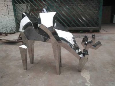 园林草地摆放不锈钢镜面几何鹿博鱼网页版