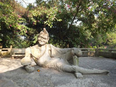 公园景区活道理是石雕的躺着地面的济公博鱼网页版