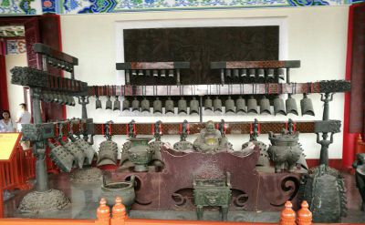 博物馆摆放晴天编钟古代乐器铜雕