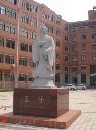 大学校园摆放大理石古代儒家学派代表人物孟子石雕