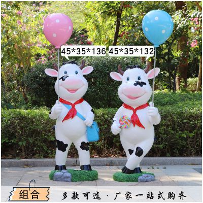 广场站立两个举着气球的玻璃钢牛博鱼网页版