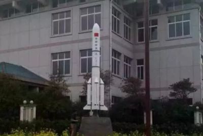 街道边摆放的玻璃钢彩绘火箭博鱼网页版
