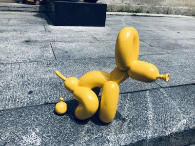 街道上摆放的玻璃钢创意气球狗博鱼网页版