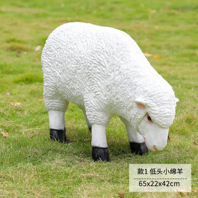 草地上一只正在吃草的玻璃钢仿真绵羊博鱼网页版