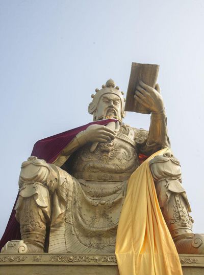 广场户外大型不锈钢鎏金看书的关公博鱼网页版