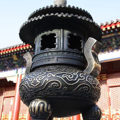 寺院户外摆放青铜浮雕元宝香炉