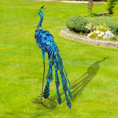 草坪上摆放的不锈钢镂空创意孔雀博鱼网页版
