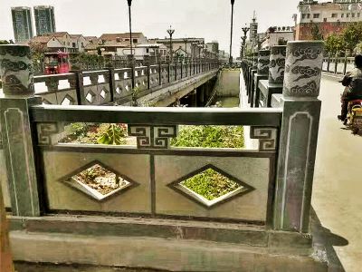城市街道水渠石桥芝麻黑防护栏杆