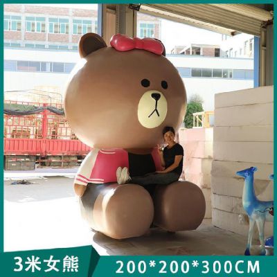大型商场卡通三米坐姿女熊玻璃钢博鱼网页版