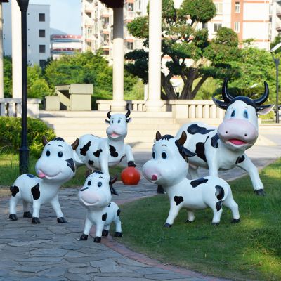 操场一群玩球的玻璃钢卡通牛博鱼网页版