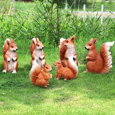 草坪一群歇息的树脂松鼠博鱼网页版