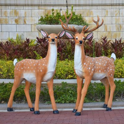 户外站立着的两只玻璃钢鹿博鱼网页版