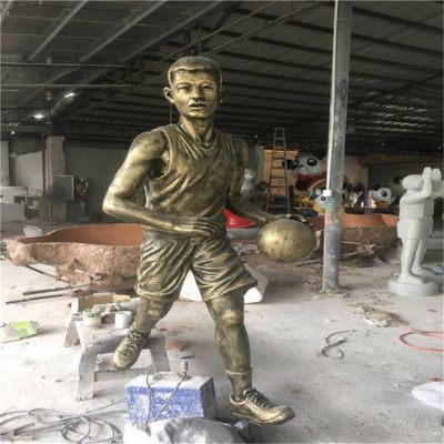 工艺广场玻璃钢仿铜打篮球的儿童博鱼网页版