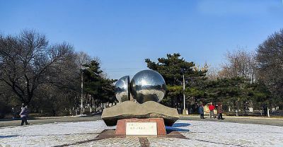 户外广场穿衣不锈钢书上的球体博鱼网页版