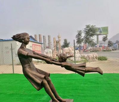 草坪铜雕广场玩耍的母子博鱼网页版